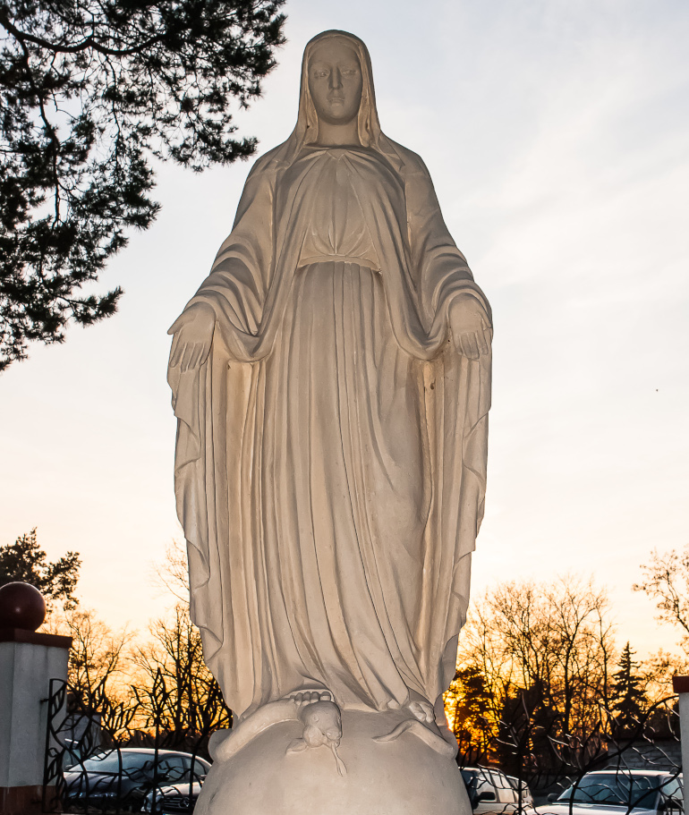 Figura Matki Bożej (363 KB)